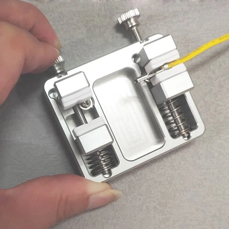 Heavy-duty aluminum soldering clamp with temperature-resistant jaw for circuit board mounting - Image 4