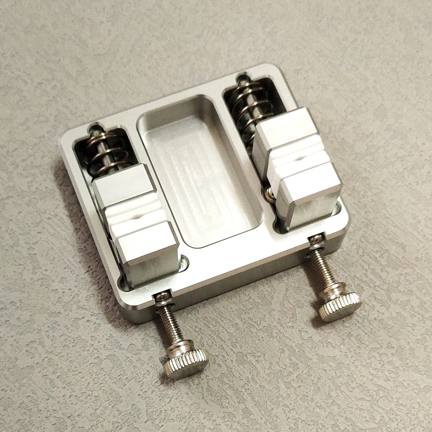 Heavy-duty aluminum soldering clamp with temperature-resistant jaw for circuit board mounting - Image 5