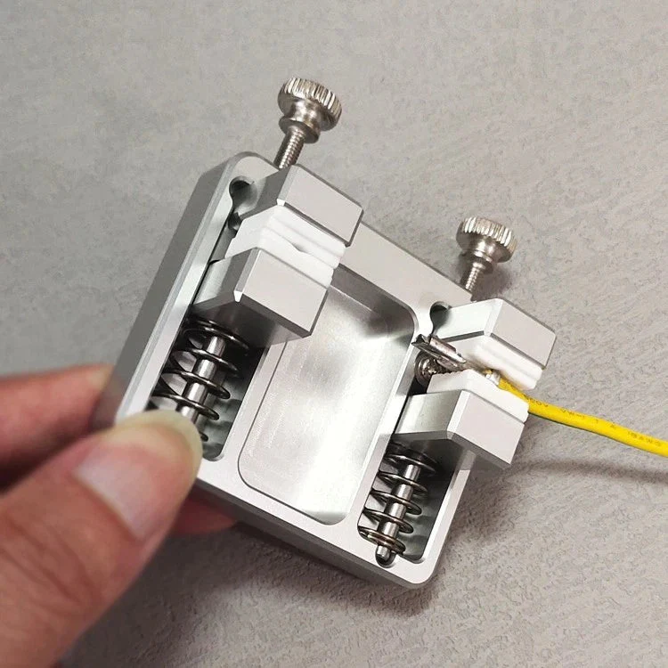 Heavy-duty aluminum soldering clamp with temperature-resistant jaw for circuit board mounting - Image 6