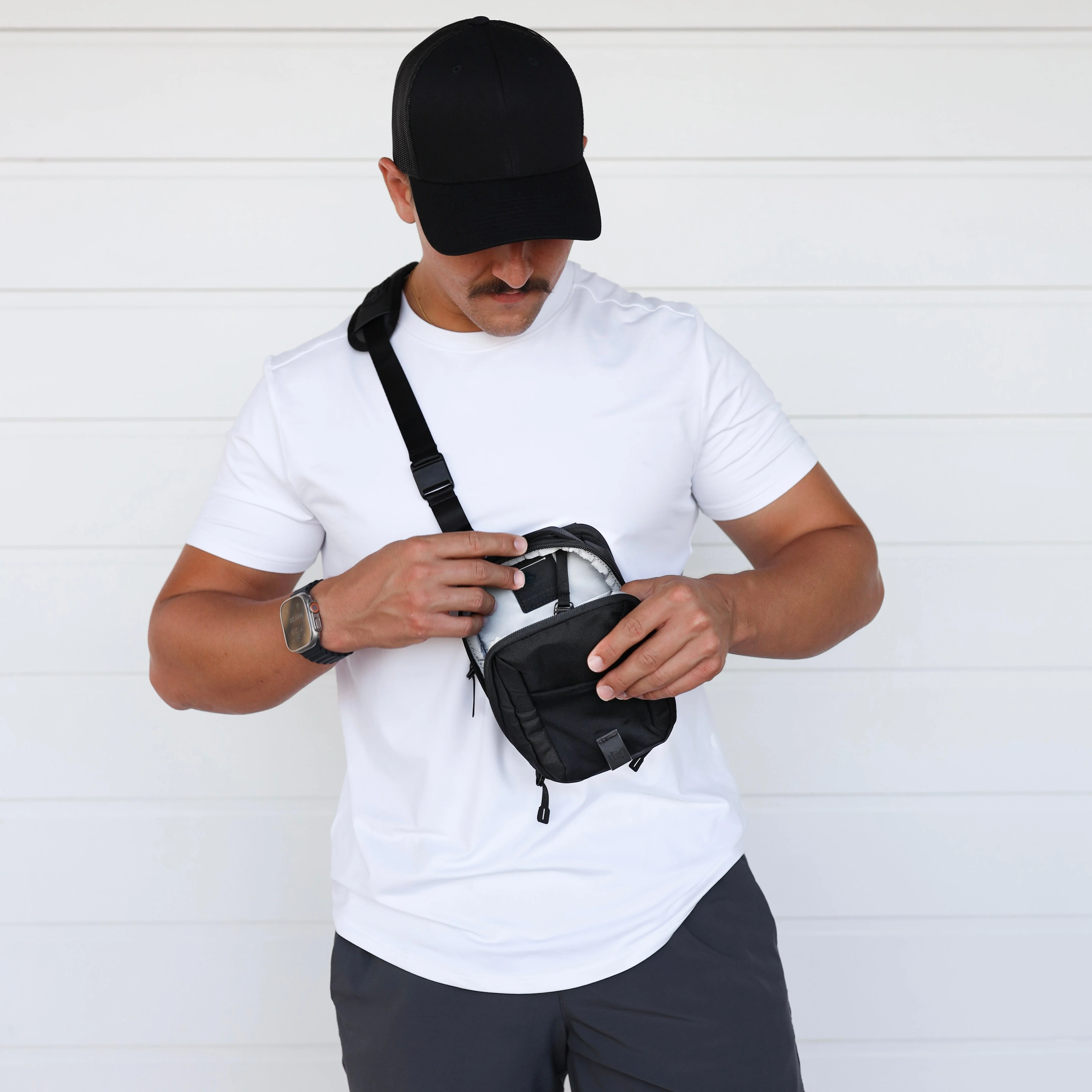Magnetic Gym Bag for Gym, Travel, Work, and Sports - Image 9
